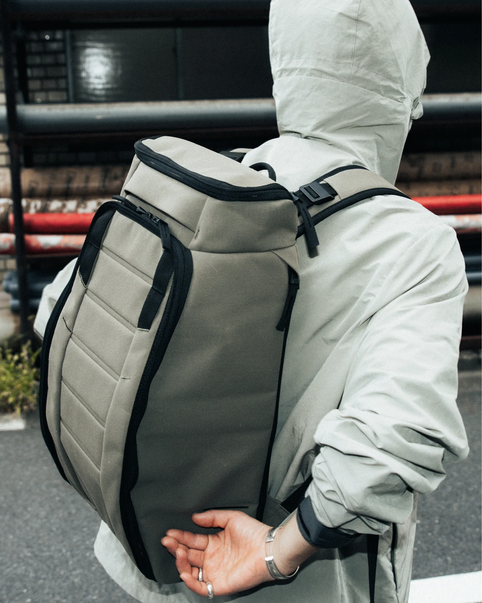 Hugger Backpack 25L Mash Green - Image 2