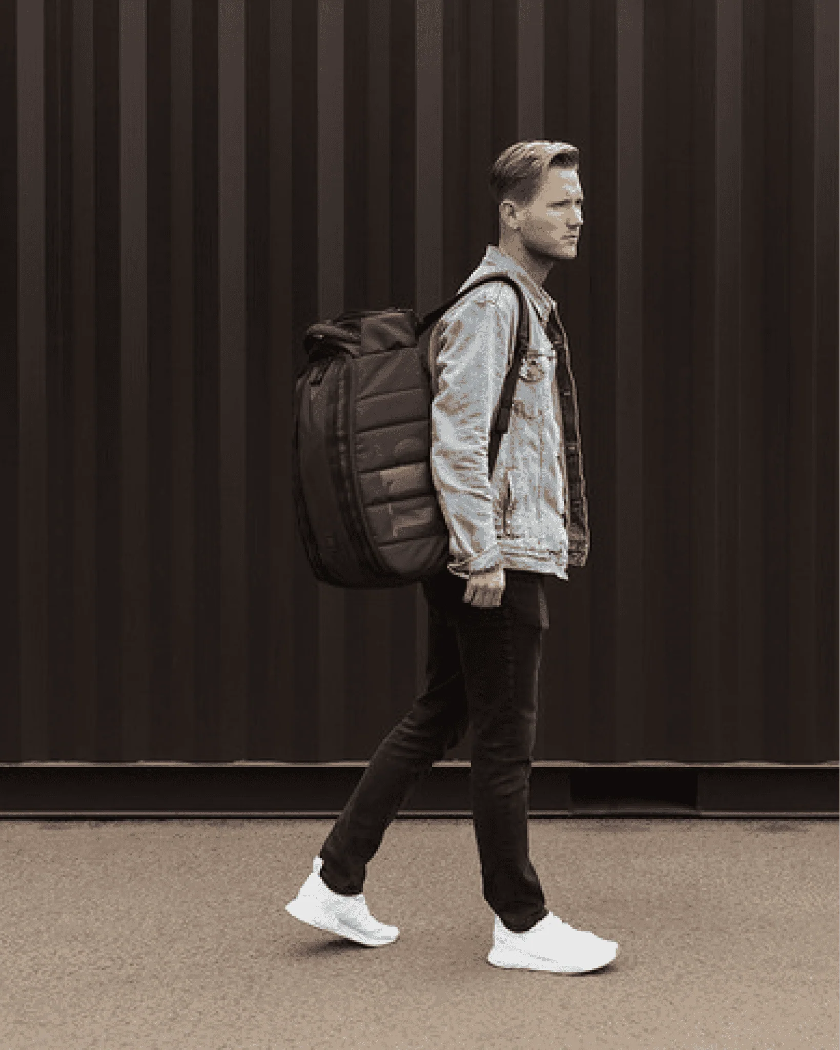 Hugger Backpack 30L Black Out 15/16 - Image 2