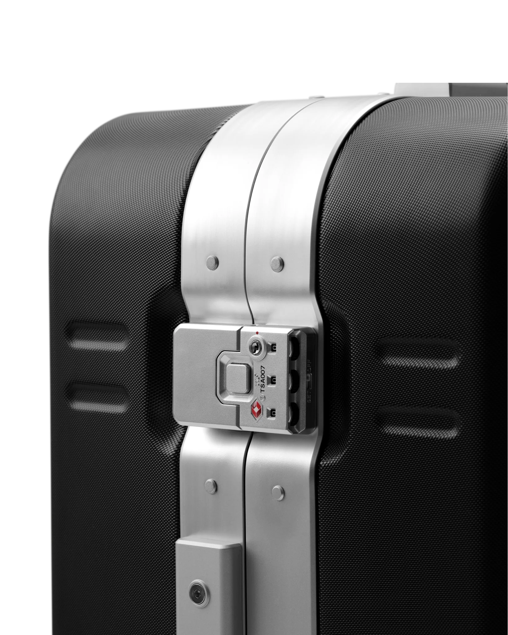 Ramverk Pro Check-in Luggage Medium Black Out - Image 6