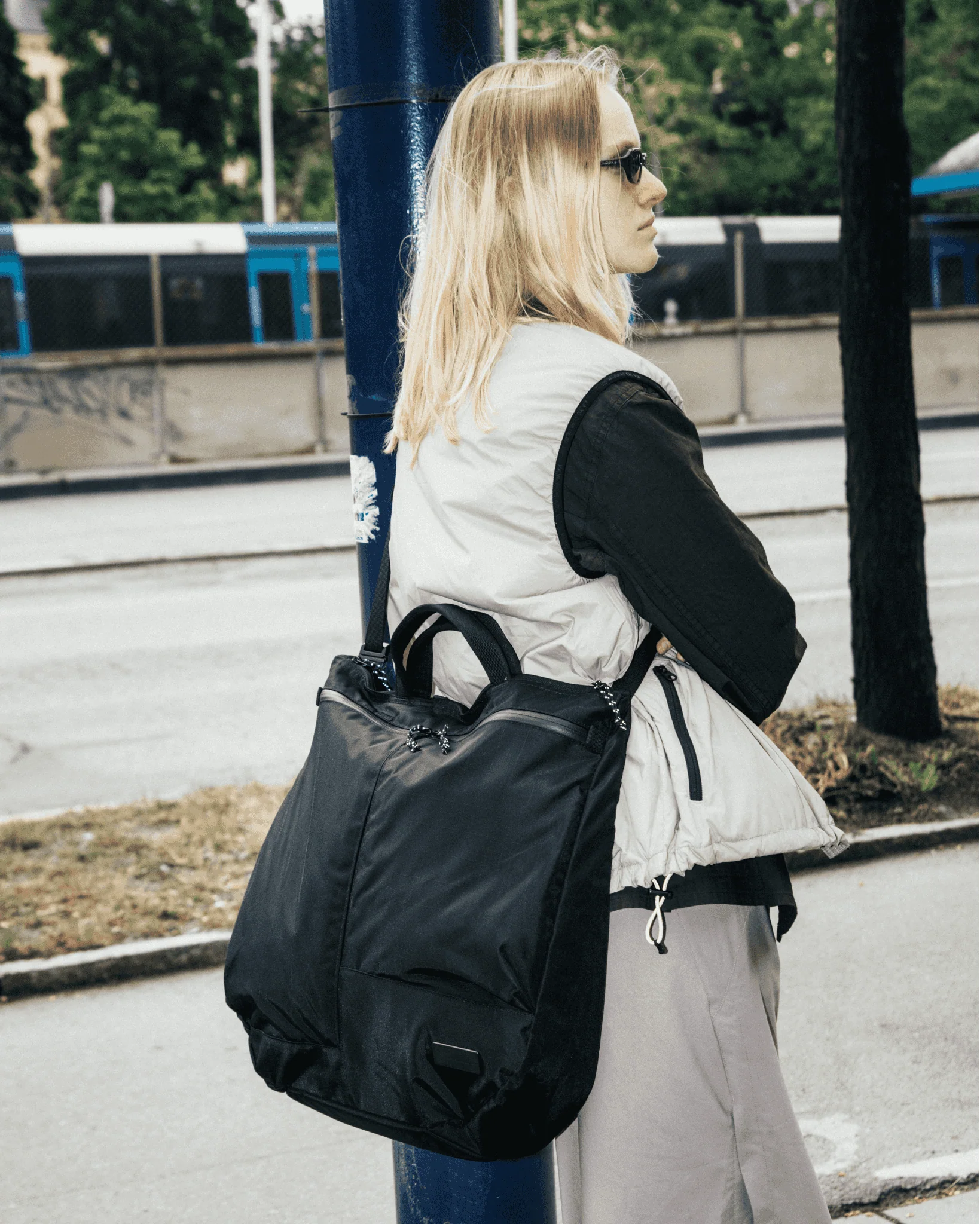 Utility Tote 32L Black Out - Image 5